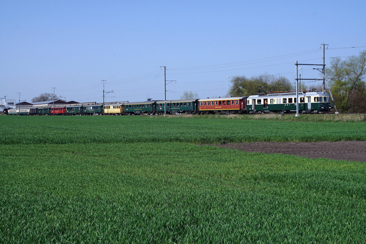 WHISKYTRAINS 2018
VPM/DBB/VHE: Am Samstag, 14. April 2018 und am Sonntag, 15. April 2018 fand die 10. Ausgabe des legendären Whiskytrains statt. Der Anlass war für beide Tage restlos ausverkauft.
Der Sonderzug wurde geführt mit der Eb 3/5 5810 von Dampfbahn Bern sowie dem BDe 4/4 201 vom Verein Pendelzug Mirage.
Sämtliche Aufnahmen vom 15. April 2018.
Der Whiskyzug in Avenches auf die Abfahrt wartend.

Anmerkung zur Aufnahme: Da sich dieser sehr interessant formierte Sonderzug dem Bahnfotografen im optimalsten Sonnenlicht präsentierte, wurden gezwungenermassen auch die Fahrleitungsmasten auf der rechten Seite des Bildes verewigt.

Zu Kompromissen kommt es nicht nur bei politischen Entscheidungen, sondern im äussersten Notfall auch bei der Gestaltung von Bahnbildern!!
Foto: Walter Ruetsch