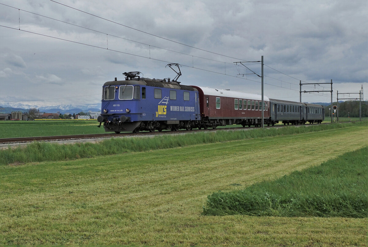 Widmer Rail Services AG (WRS).
Jugendzug bestehend aus der Re 430 115, ehemals Crossrail/SMB, EW lV, ehemals SBB/BLS und dem Mitropa-Speisewagen als Gemeinschaftsraum.
Bei Aefligen kurz vor einem starken Gewitter am 15. Mai 2021.
Foto: Walter Ruetsch 