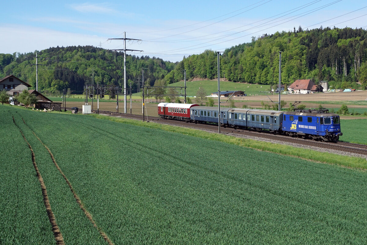 Widmer Rail Services AG (WRS).
Jugendzug bestehend aus der Re 430 115, ehemals Crossrail/SMB, EW lV, ehemals SBB/BLS und dem Mitropa-Speisewagen als Gemeinschaftsraum.
Bei Hermiswil am 14. Mai 2021.
Foto: Walter Ruetsch 