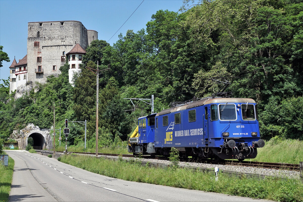Widmer Rail Services AG (WRS).
Lokzug bestehen aus Re 421 373 und Tm beim Passieren der Ruine Pfeffingen am 10. Juni 2021.
Foto: Walter Ruetsch