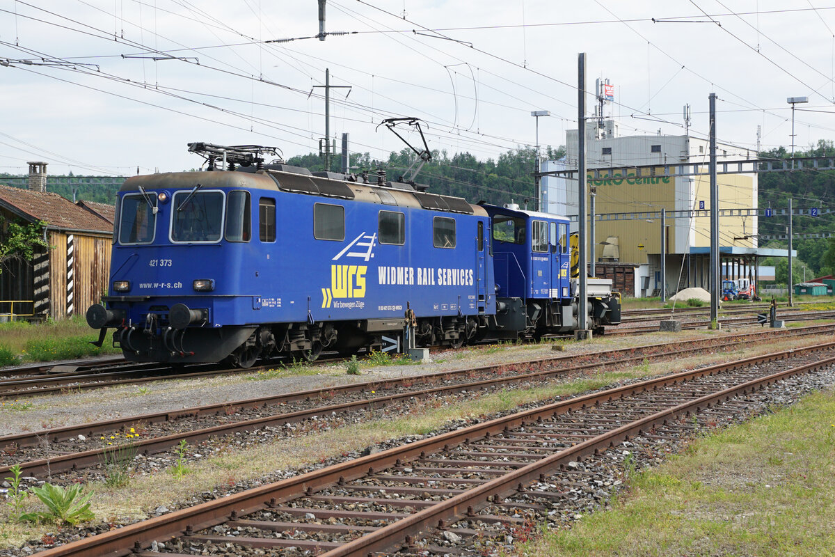 Widmer Rail Services AG (WRS).
Re 421 373 und Tm im Güterbahnhof Porrentruy abgestellt am 2. Juni 2021.
Foto: Walter Ruetsch