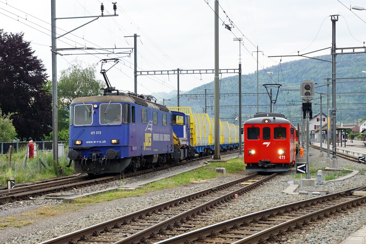 Widmer Rail Services AG (WRS).
WRS Re 421 373 mit Tm und CJ De 411 mit leeren Holzwagen in Glovelier auf die Abfahrten nach Porrentruy und Saignelégier wartend am 2. Juni 2021.
Foto: Walter Ruetsch