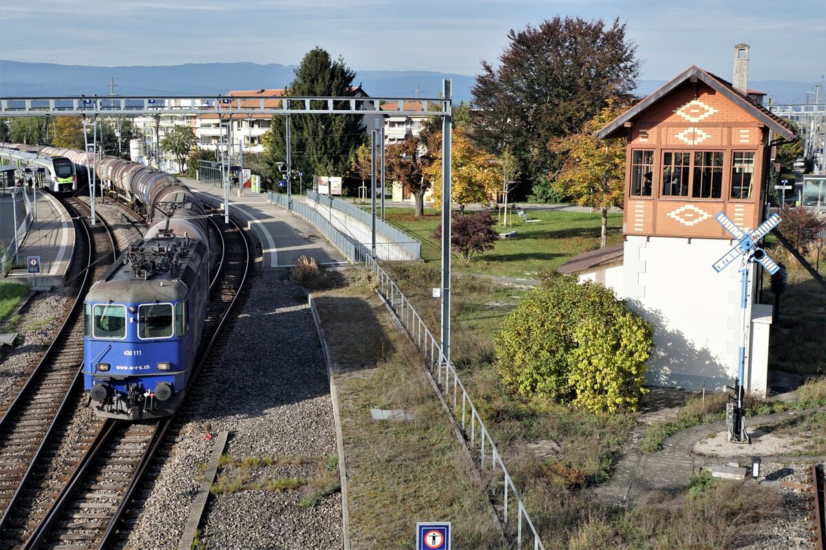 Widmer Rail Services AG (WRS).
WRS-Kesselwagenzug mit der Re 430 111 beim Passieren vom historischen Stellwerk Kerzers am 15. Oktober 2021.
Dieser Zug wurde wegen einem Personenunfall in Twann über Kerzers umgeleitet.
Foto: Walter Ruetsch
 