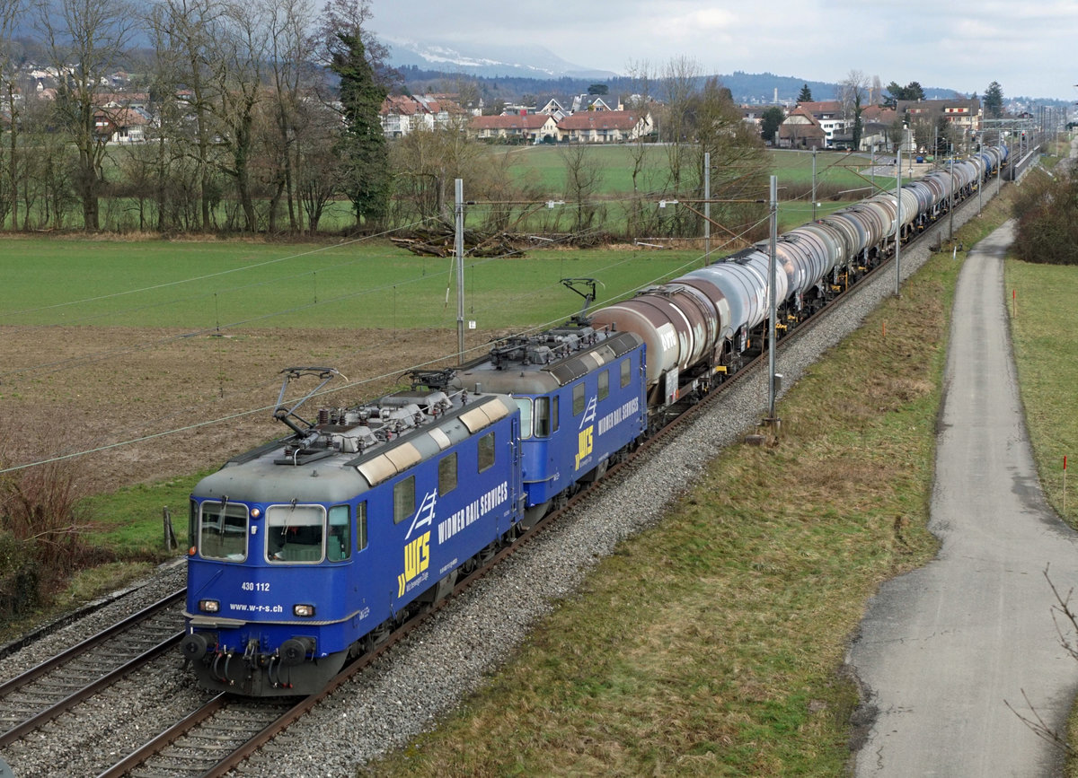 Widmer Rail Services AG.
Doppeltraktion Re 430 mit einem Kesselwagenzug bei Selzach am 9. Februar 2021.
An der Spitze des Zuges eingereiht ist die Re 430 112.
Foto: Walter Ruetsch