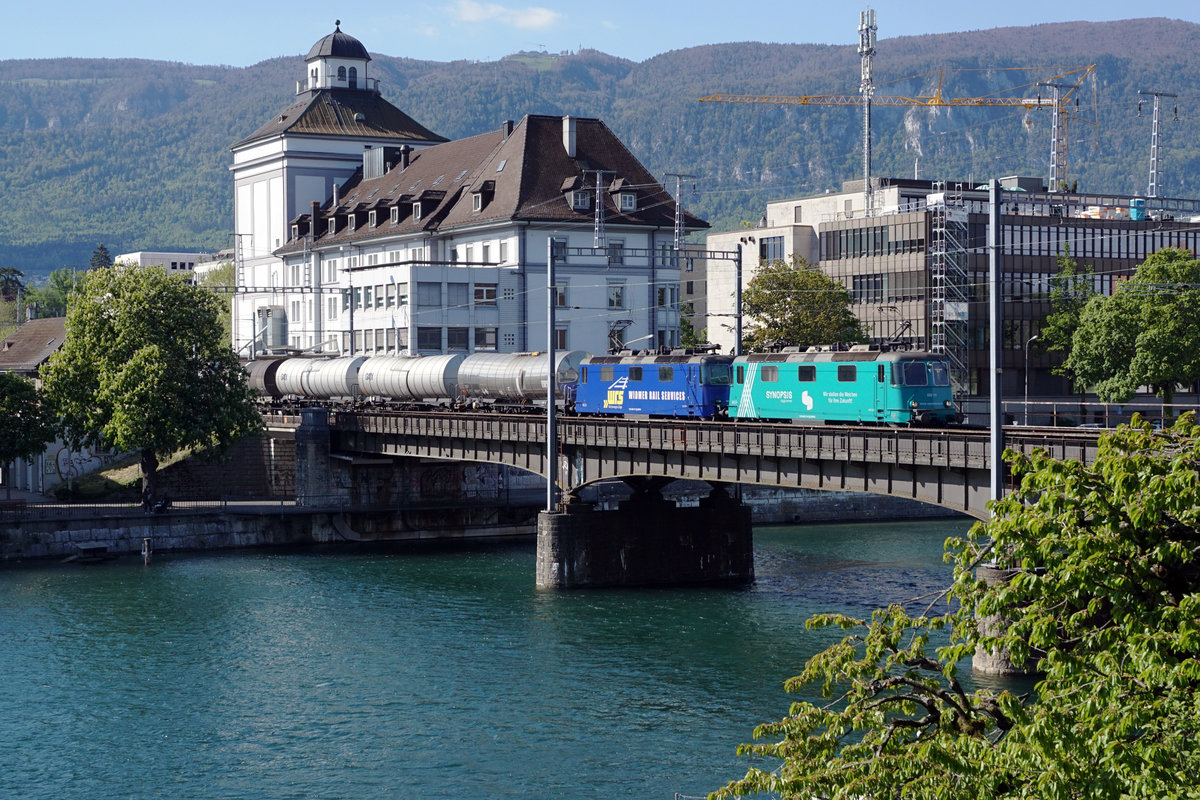 Widmer Rail Services AG.
Kesselwagenzug mit WRS Re 430114 und Re 430115 beim Passieren der Aarebrücke Solothurn am 14. Mai 2019.
Foto: Walter Ruetsch