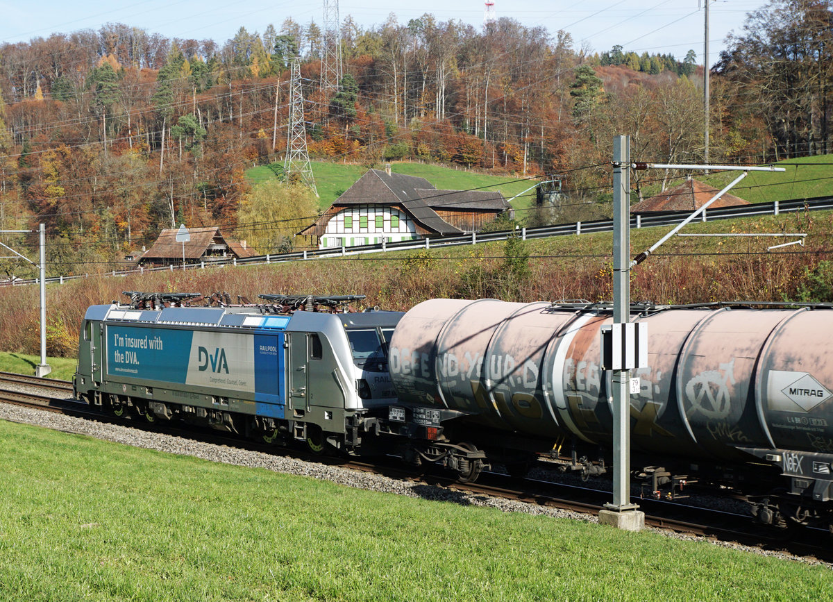 WIDMER RAIL SERVICES AG/WRS.
Doppeltraktion Re 430 mit Zug 69651 Birsfelden-Hafen - Visp bei Wynigen am 12. November 2020. An der Spitze des Zuges eingereiht war die Re 430 111. Die 187 002-2 wurde am Schluss des Zuges abgebügelt mitgeführt. Nehme an, dass sie auf der BLS Lötschberg-Bergstrecke als Schublokomotive zum Einsatz gelangt.
Foto: Walter Ruetsch  