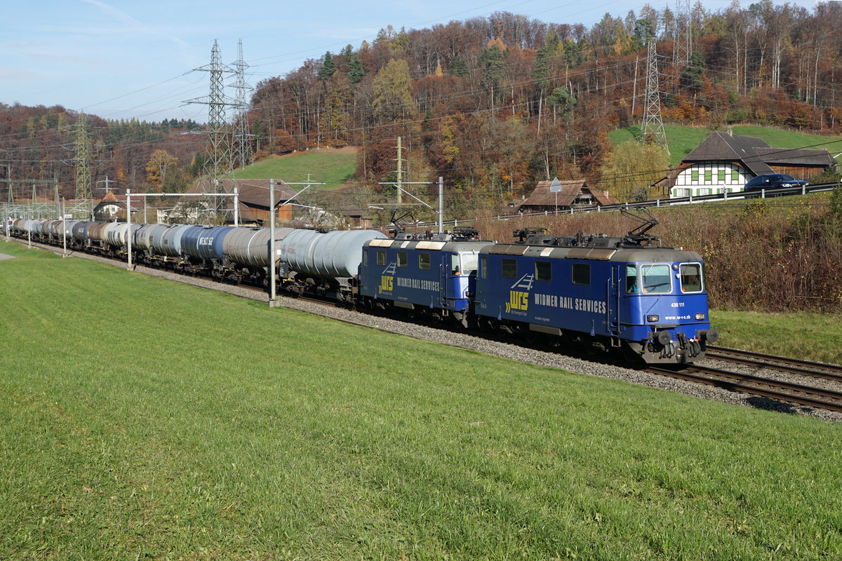 WIDMER RAIL SERVICES AG/WRS.
Doppeltraktion Re 430 mit Zug 69651 Birsfelden-Hafen - Visp bei Wynigen am 12. November 2020. An der Spitze des Zuges eingereiht war die Re 430 111. Die 187 002-2 befand sich abgebügelt am Schluss des Zuges.
Foto: Walter Ruetsch 