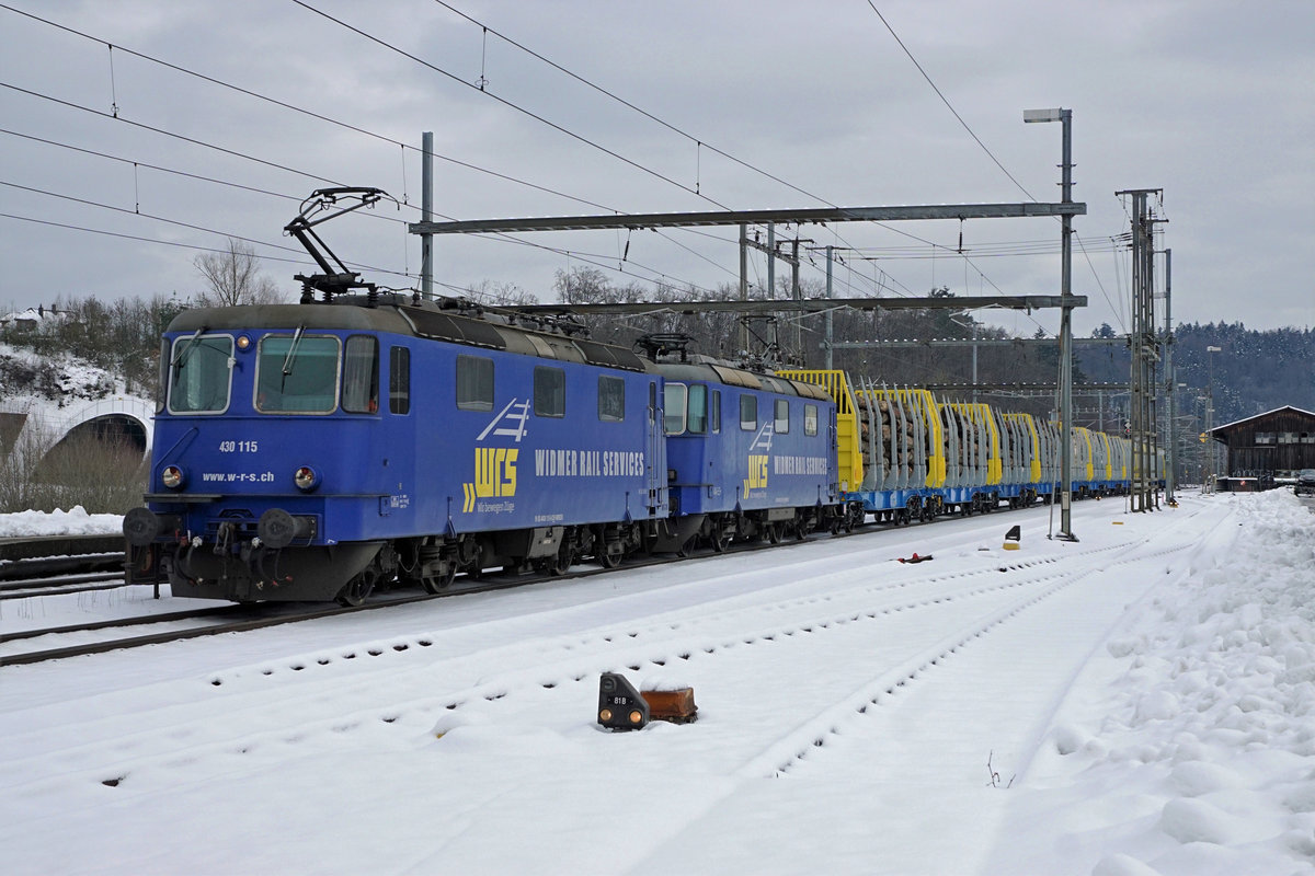 WIDMER RAIL SERVICES AG/WRS.
Holzzug nach Menznau bei Roggwil-Wynau am 18. Januar 2021 mit Re 430 115 und Re 430 112.
Foto: Walter Ruetsch