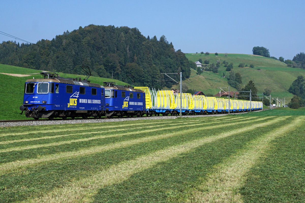 WIDMER RAIL SERVICES AG/WRS.
Holzzug Schaffhausen - Menznau West mit den Re 421 373 und Re 421 381 bei Rohrbach und Gondiswil am 18. September 2020.
Besondere Beachtung gilt den neuen Holzwagen.
Foto: Walter Ruetsch