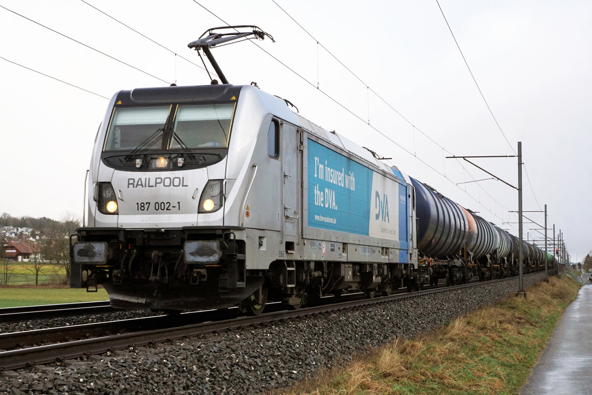 Widmer Rail Services AG/WRS.
Immer wieder sorgen für mich die Kesselwagenzüge von WRS für Überraschungen.
Bei sehr schlechtem Wetter fuhr mir die von RAIL POOL angemietete 187 002-1 auf der Fahrt von Basel nach Genf bei Selzach ins Bild.
Foto: Walter Ruetsch