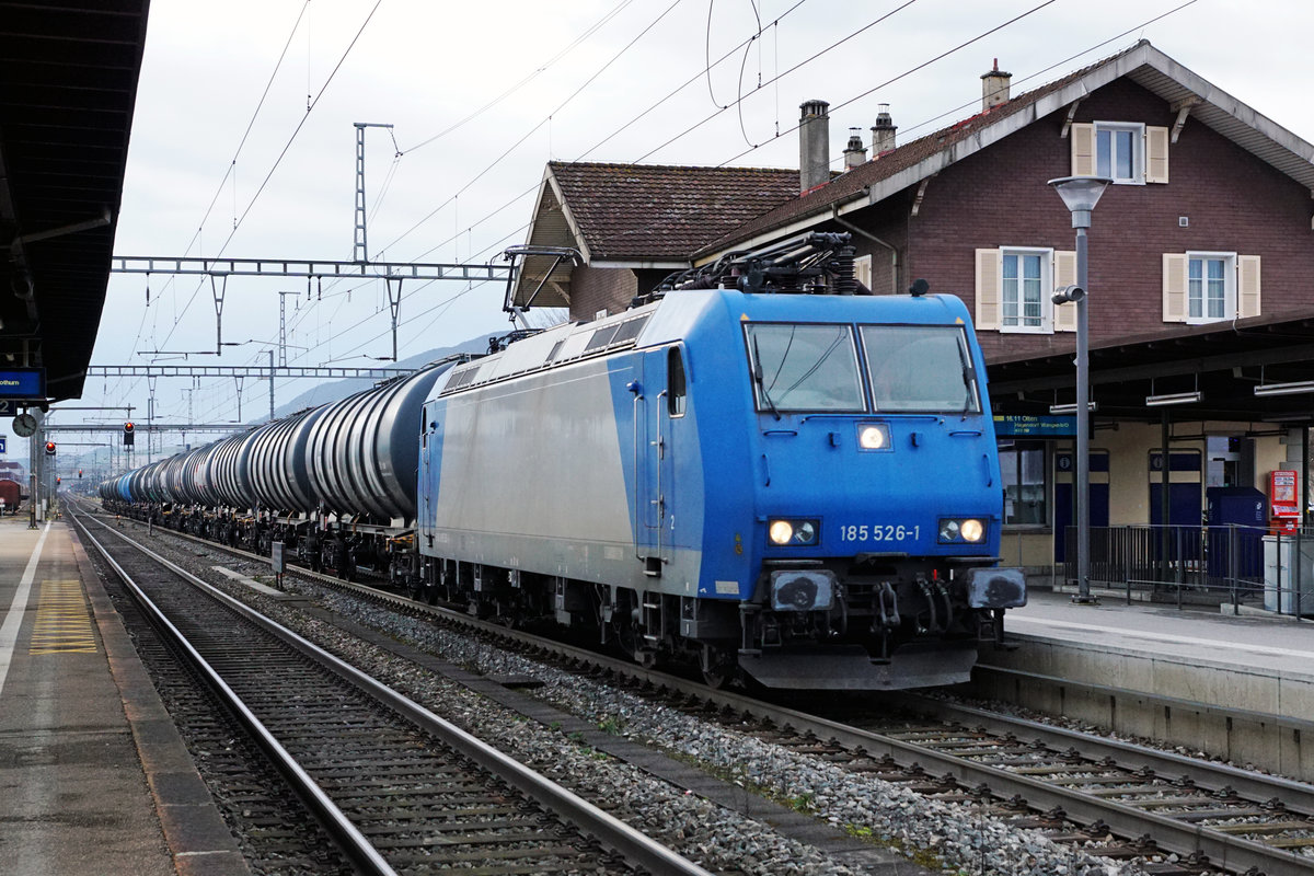 Widmer Rail Services AG/WRS.
Immer wieder sorgen für mich die Kesselwagenzüge von WRS für Überraschungen.
Am 30. Januar 2020 war die 185 526-1 von Genf nach Basel unterwegs.
Verewigt habe ich diesen nicht alltäglichen Blockzug anlässlich der Bahnhofsdurchfahrt Egerkingen.
Foto: Walter Ruetsch 