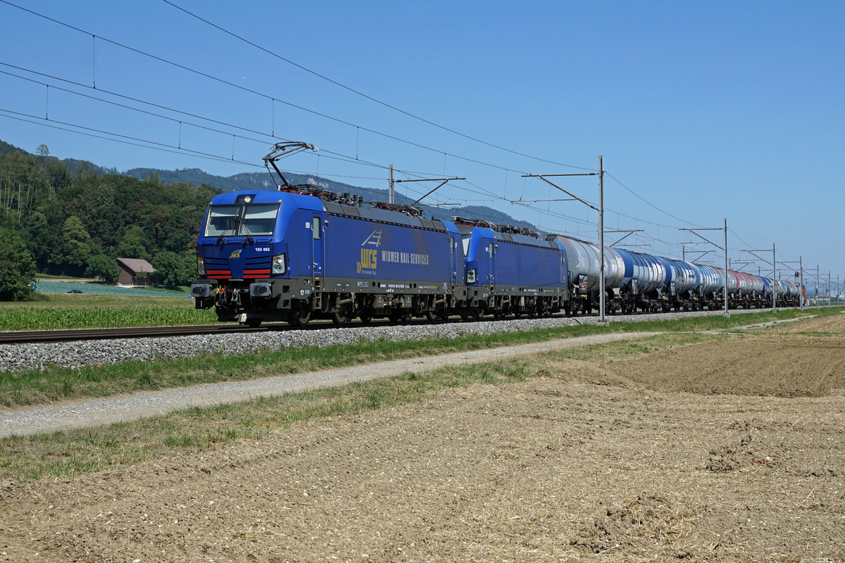 Widmer Rail Services AG/WRS.
Kesselwagenzug mit zwei Vectron zwischen Oberbuchsiten und Oensingen am 8. August 2020.
An der Spitze des Zuges ist die 193 493 eingereiht.
Foto: Walter Ruetsch 