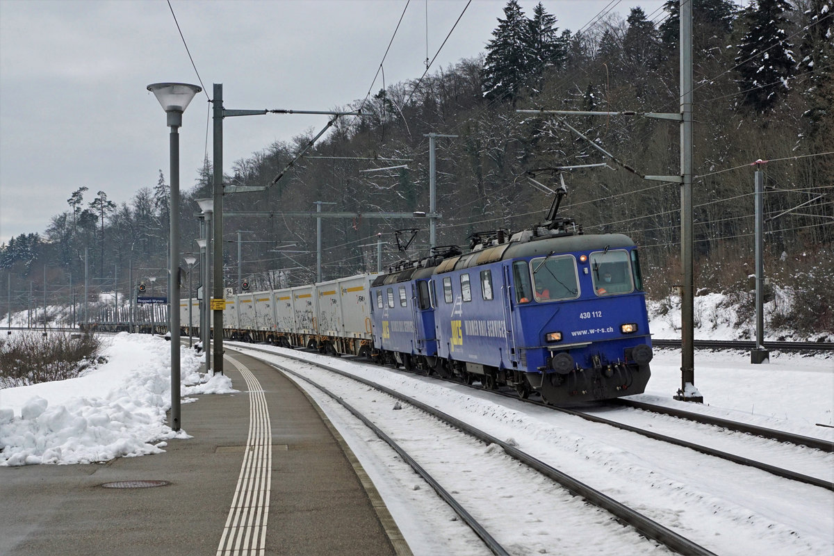 WIDMER RAIL SERVICES AG/WRS.
Leermaterialzug ab Menznau bei Roggwil-Wynau am 18. Januar 2021 mit Re 430 112 und Re 430 115.
Foto: Walter Ruetsch