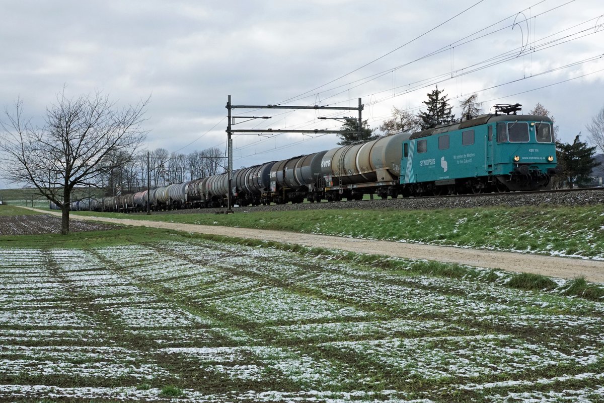 WIDMER RAIL SERVICES AG/WRS.
Wieder einmal ein Kesselwagenzug mit der Re 430 114. Entstanden ist die sehr seltene Aufnahme bei Niederbipp am 2. Dezember 2020.
Foto: Walter Ruetsch