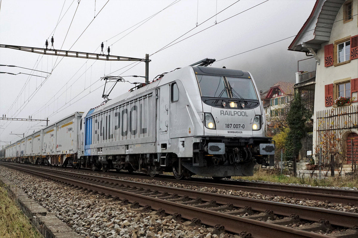 WIDMER RAIL SERVICES AG/WRS.
WRS Holzzug mit der RAILPOOL 187 007-7 im nebligen Schafis bei Ligerz am 26. November 2020. 
Einen herzlichen Dank an den Lokomotivführer für die sehr freundliche und akustische Begrüssung.
Foto: Walter Ruetsch 