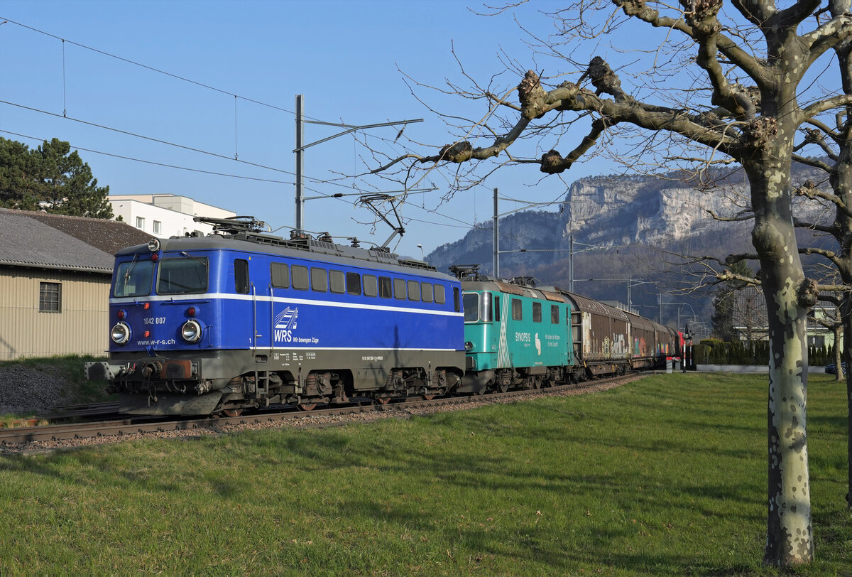 Widmer Rail Services.
WRS 1042 007, ehemals ÖBB, mit Re 430 114 SYNOPSIS geschleppt vor OeBB-Güterzug bei Oensingen am 28. März 2022.
Foto: Walter Ruetsch