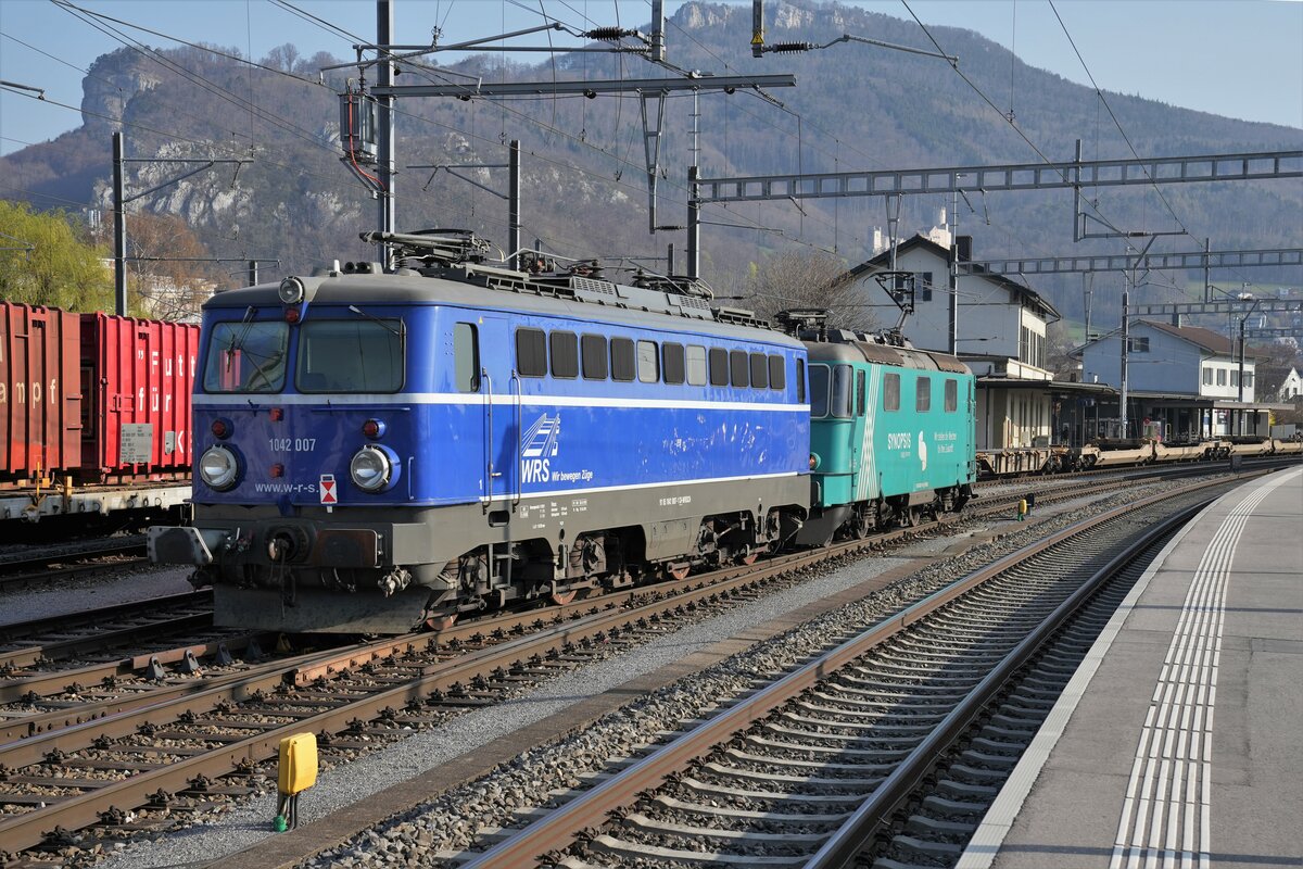 Widmer Rail Services.
WRS Lokzug mit Re 430 114 SYNOPSIS und Ae 1042 007, ehemals ÖBB, in Oensingen am 28. März 2022.
Foto: Walter Ruetsch