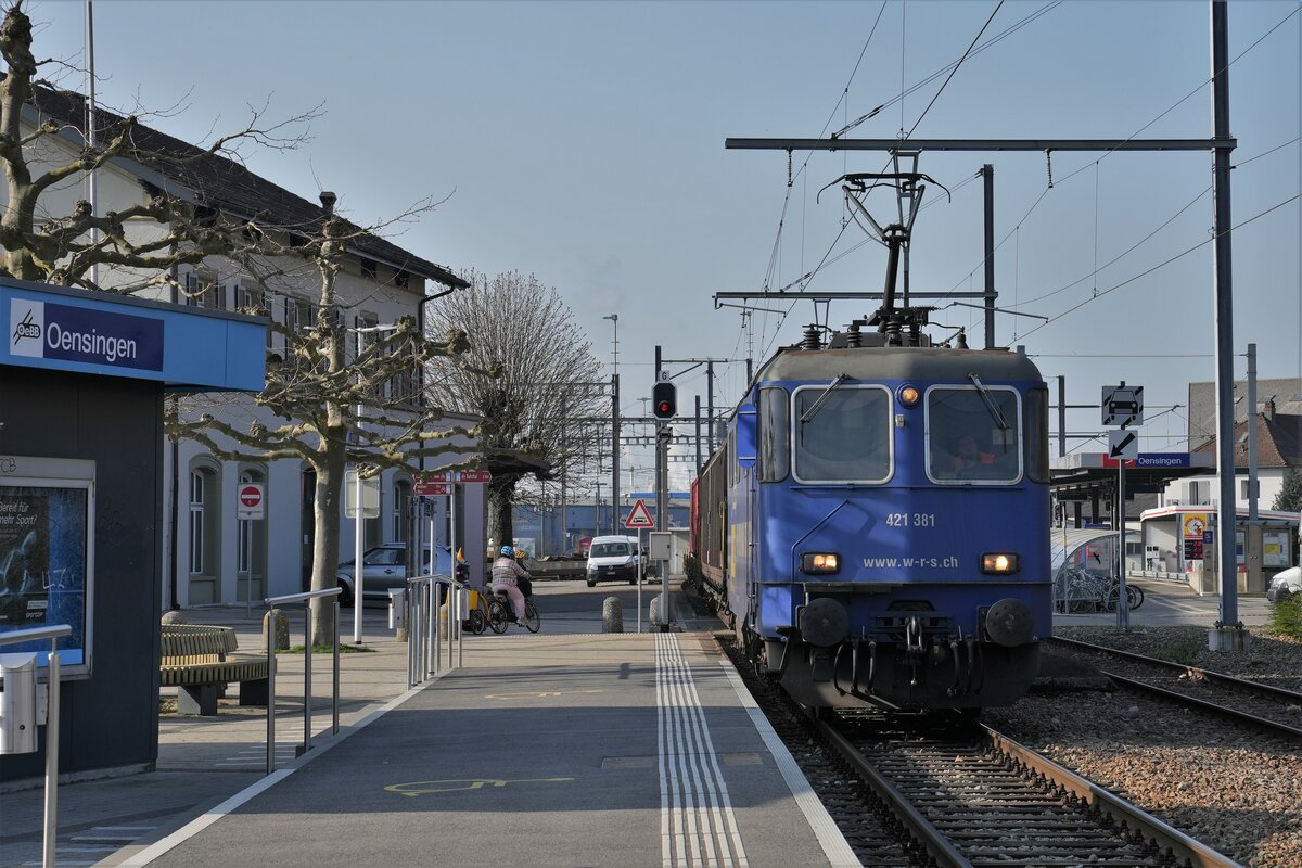 Widmer Rail Services.
WRS Re 421 384 mit OeBB-Güterzug beim Passieren des Endbahnhofes Oensingen OeBB am 28. März 2022.
Foto: Walter Ruetsch