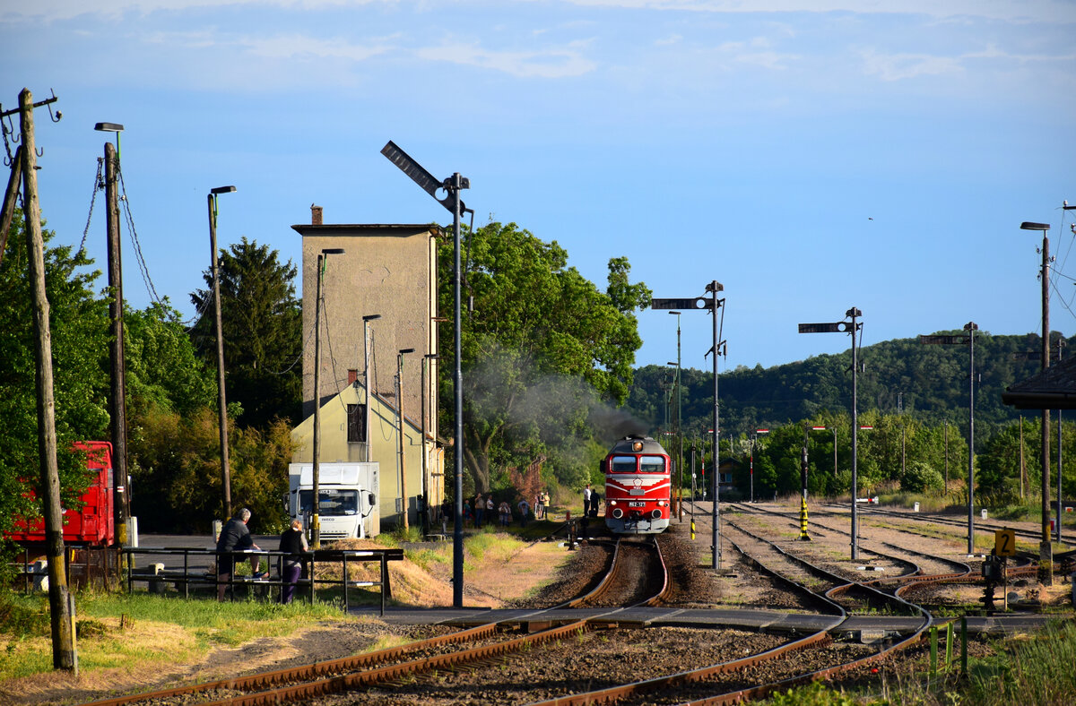 Wie in den 70ern/80ern: Formsignale, Sergei, alter Bahnhof. Aber es ist 2022. Pásztó, 28.05.2022.