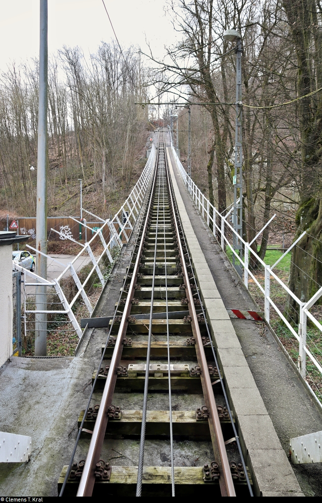 Wie eine Achterbahn:
Blick von der Talstation (Südheimer Platz) auf die Strecke der mittlerweile 90 Jahre alten Standseilbahn Stuttgart (Stuttgarter Straßenbahnen AG (SSB)) Richtung Bergstation (Waldfriedhof).
Aufgenommen vom Ende des Wagen 1.
[13.3.2020 | 11:56 Uhr]