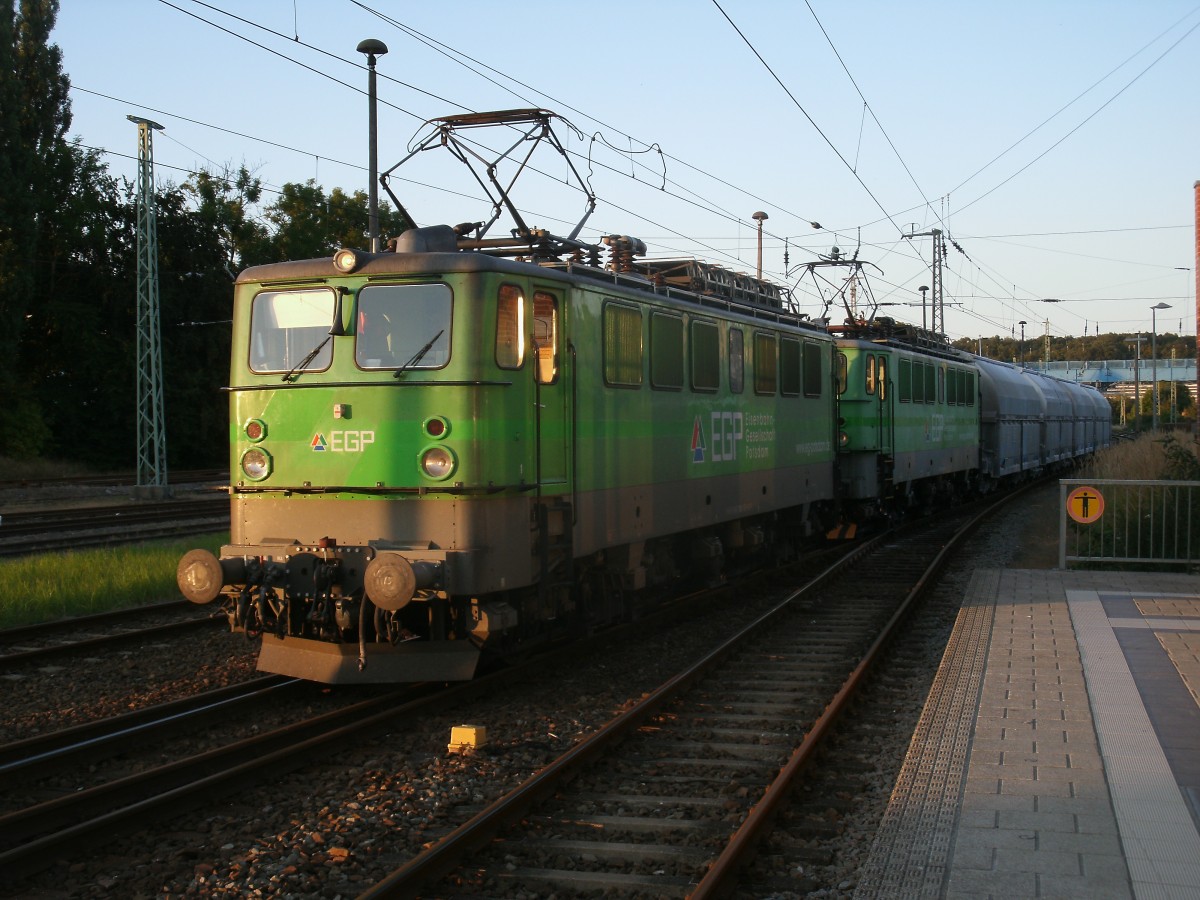 Wie alle Vorgngerloks beim Kreidezug vorher,warteten auch die EGP 142 103 und 142 128 am Abend in Bergen/Rgen auf Ausfahrt.Aufgenommen am 28.August 2013.