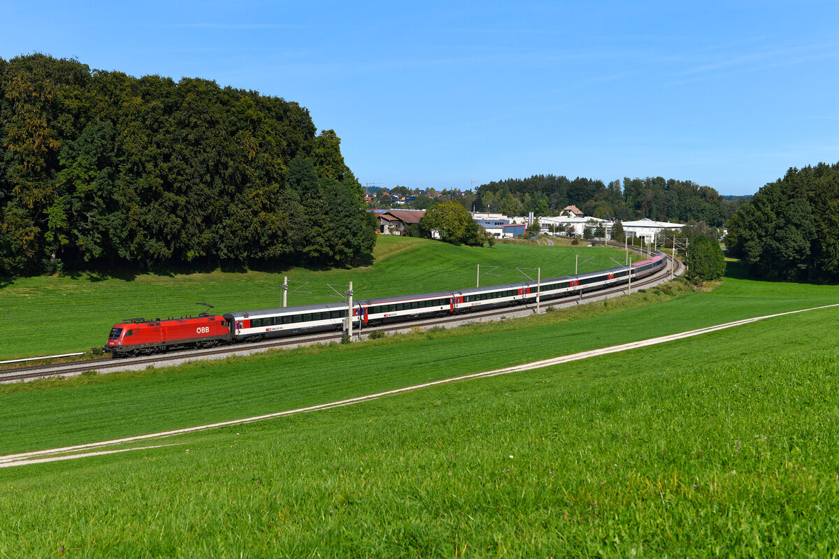 Wie in alten Zeiten. Im September 2023 war die Gisela-Bahn aufgrund von Baustellen gesperrt. Daher wurde der EuroCity  Transalpin  von und nach Zürich HB über das  Deutsche Eck  umgeleitet. So war der traditionsreiche Schnellzug, als er wie über Jahrzehnte üblich seine Fahrt im Wiener Westbahnhof begann, im Chiemgau zu beobachten. Am 29. September 2023 war der EC 164 mit der 1016.031 bespannt, der Panoramawagen fehlte allerdings außerplanmäßig im Zugverband. Entstanden ist die Aufnahme bei Axdorf in der Nähe von Traunstein. 