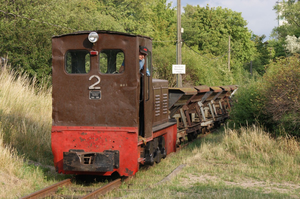 Wie in alten Zeiten zieht Lok 2 der Museumsfeldbahn Leipzig-Lindenau ihren Zug über die Kiesbahn (nachgestellte Szene). (Höhe Hp. Schomburgkstraße, 27.06.2015)