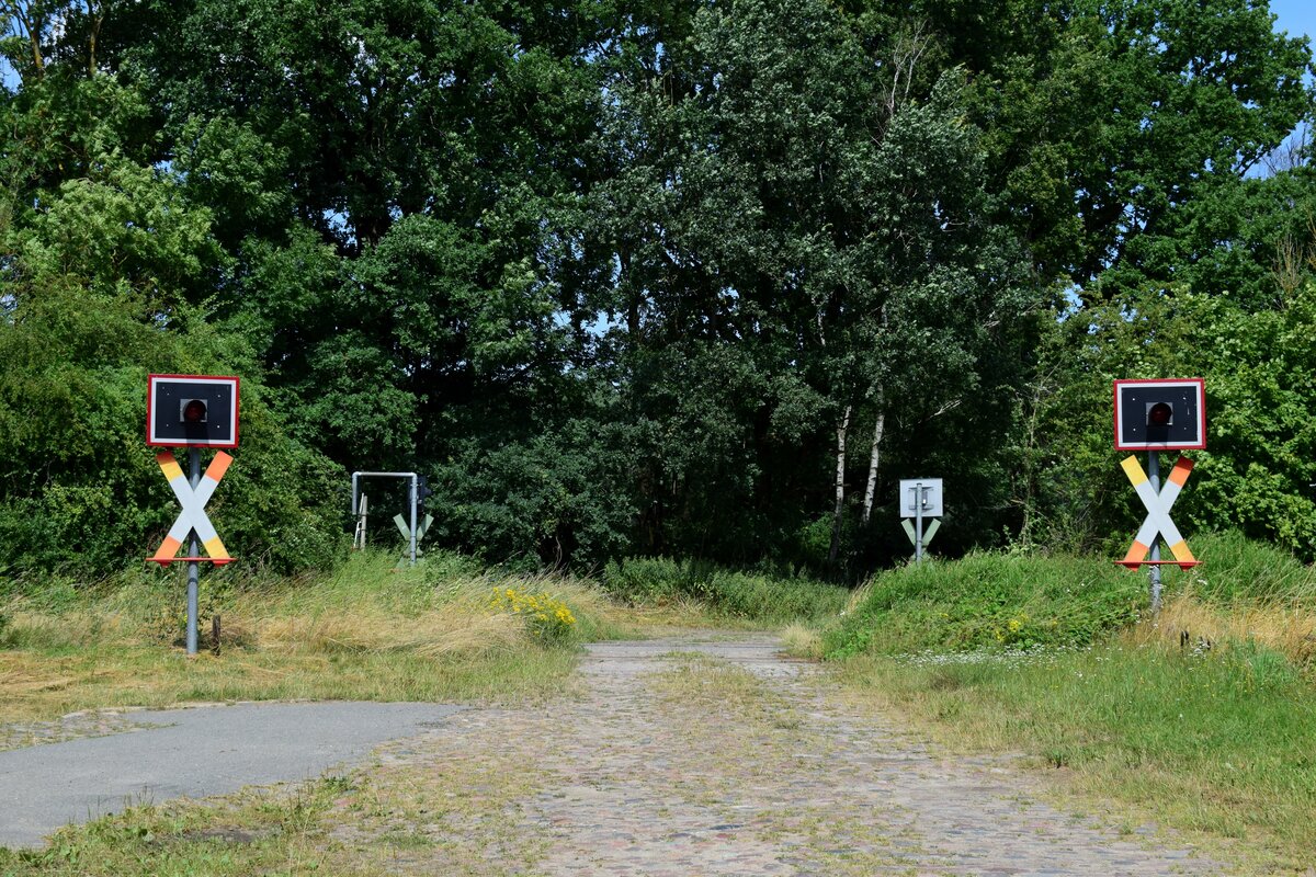 Wie an vielen Bahn�bergangen an der Wendlandbahn weist auch der Bahn�bergang am Bahnhof G�hrde rechteckige Bleche und eine Blinklichtanlage auf.

G�hrde 30.07.2021