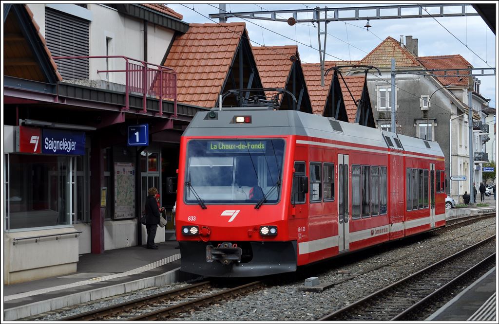 Wie auch die andern Züge legt der Regio 254 in Saignelegier einen 10 Minütigen Halt ein, aus welchen Gründen auch immer, vermutlich nicht wegen der bb.de Fotografen :-) (13.10.2014)