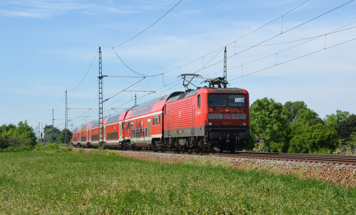 Wie auch ihre Schwester 112 159 half 112 157 vom Bh Kiel am 28.05.17 beim Kirchentags-Sonderverkehr aus. Hier rollt sie mit einem Sonderzug von Leipzig nach Pratau durch Gräfenhainichen.