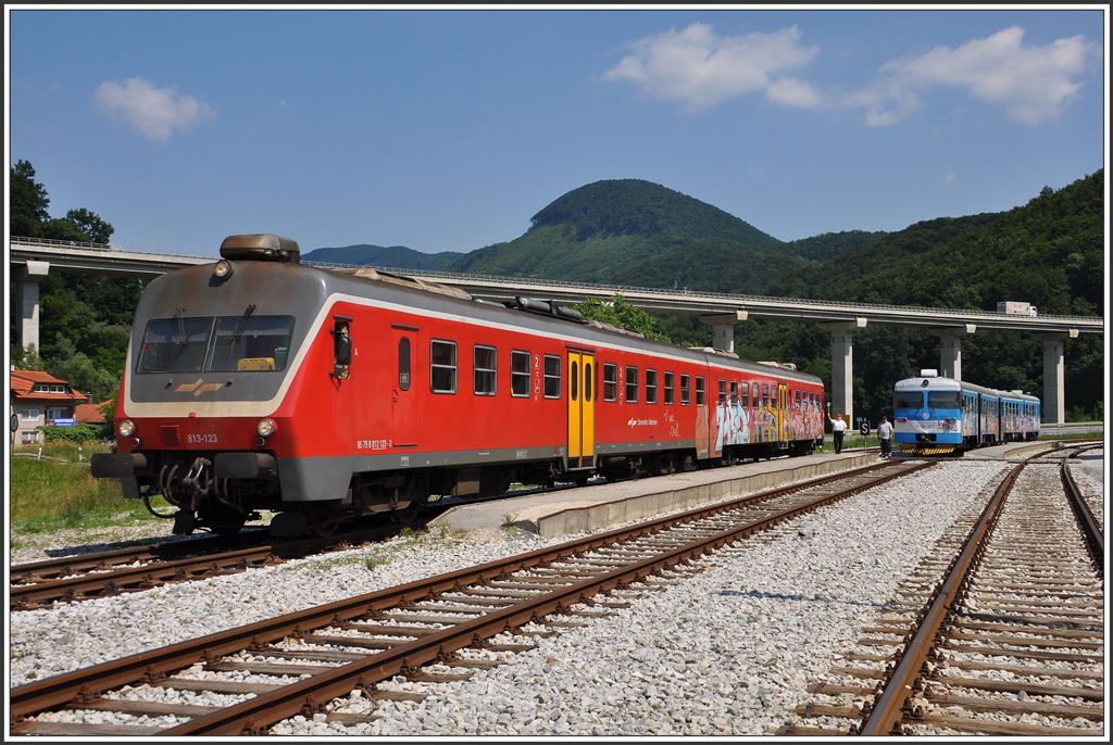 Wie auch immer der Strategieplan aussieht, es treffen sich nur zweimal am Tag Züge in Durmanec und zwar um 15.00 und um 17.00 Uhr. Aus diesem Grund ist das Zug- und Zollpersonal zahlreicher als die der Mitreisenden. Reg7811 mit 814 123/813-123 ist aus Celje eingetroffen. Der Kroatische TW 7 121 012 wird als Reg 3127 nach Zabok zurückkehren. (01.07.2015)