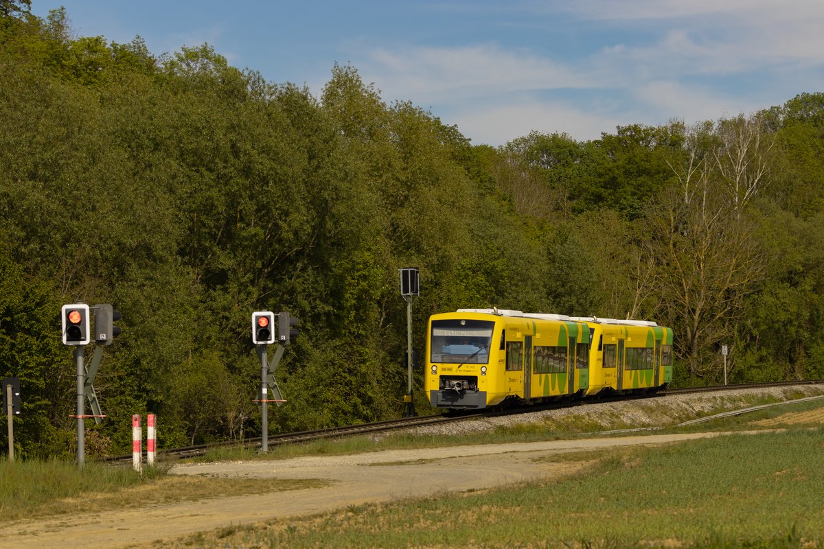 wie auch sonnst Pendeln Zwei VT650 der WEG auf der Strohgäubahn her.