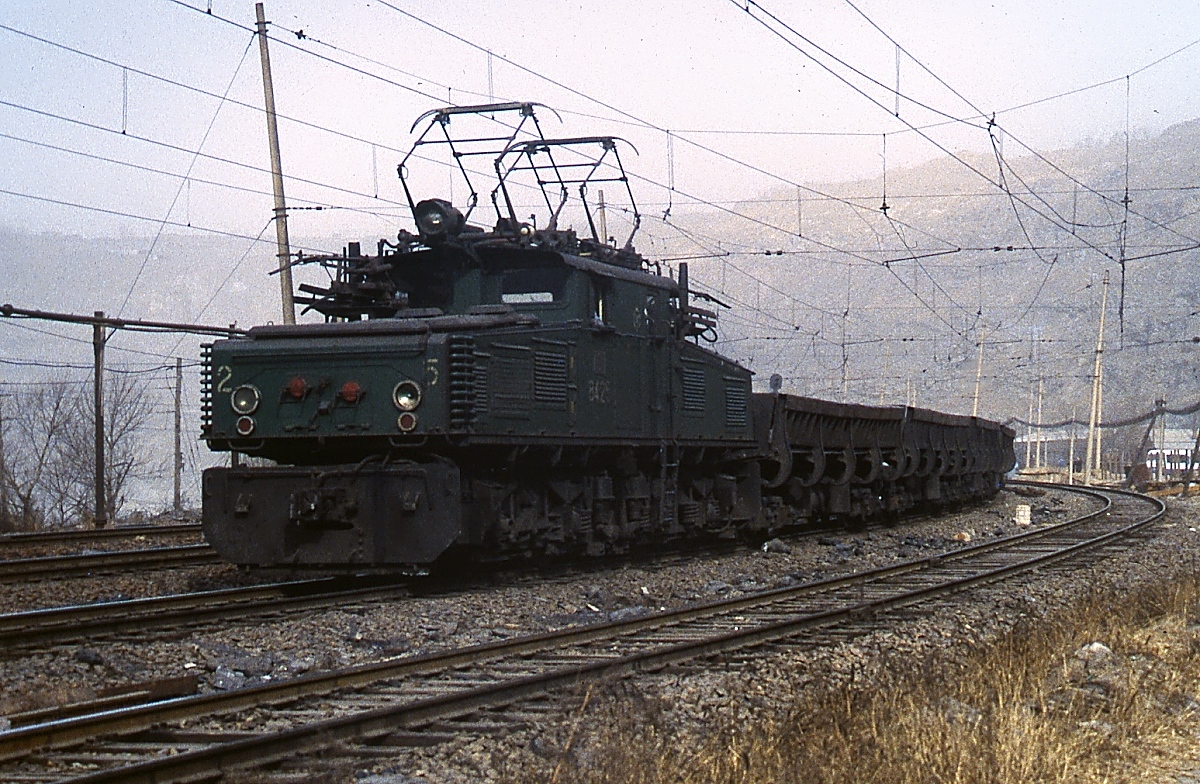 Wie auf dieser Aufnahme aus dem Februar 1998 zu sehen, wurden im Tagebau Fuxin auch EL 2 von LEW Hennigsdorf eingesetzt, hier die Nr. 8425. Insgesamt wurden 186 EL 2 nach China geliefert.