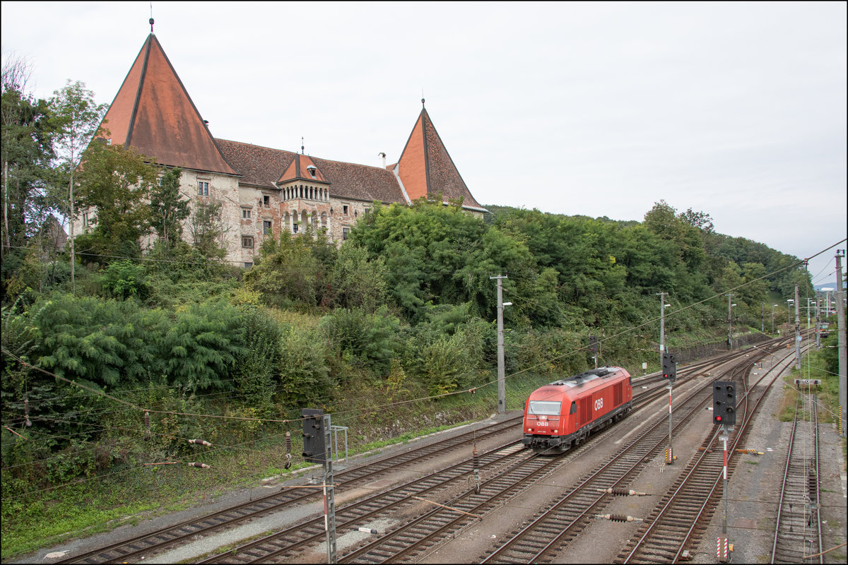 Wie auf der Modelleisenbahn wirken Bilder von oben ,... 
Hier eine 2016 mit Schloss Spielfeld am 14.09.2019