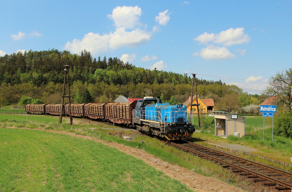 Wie auf der Modelleisenbahnanlage das kleine Wellblech Wartehäuschen in Malmerice bei Blatno u Jesenice als die Übergabe Mn 52165 aus Chyse am 09.05.2022 mit der 742 729 den Haltepunkt passierte. 