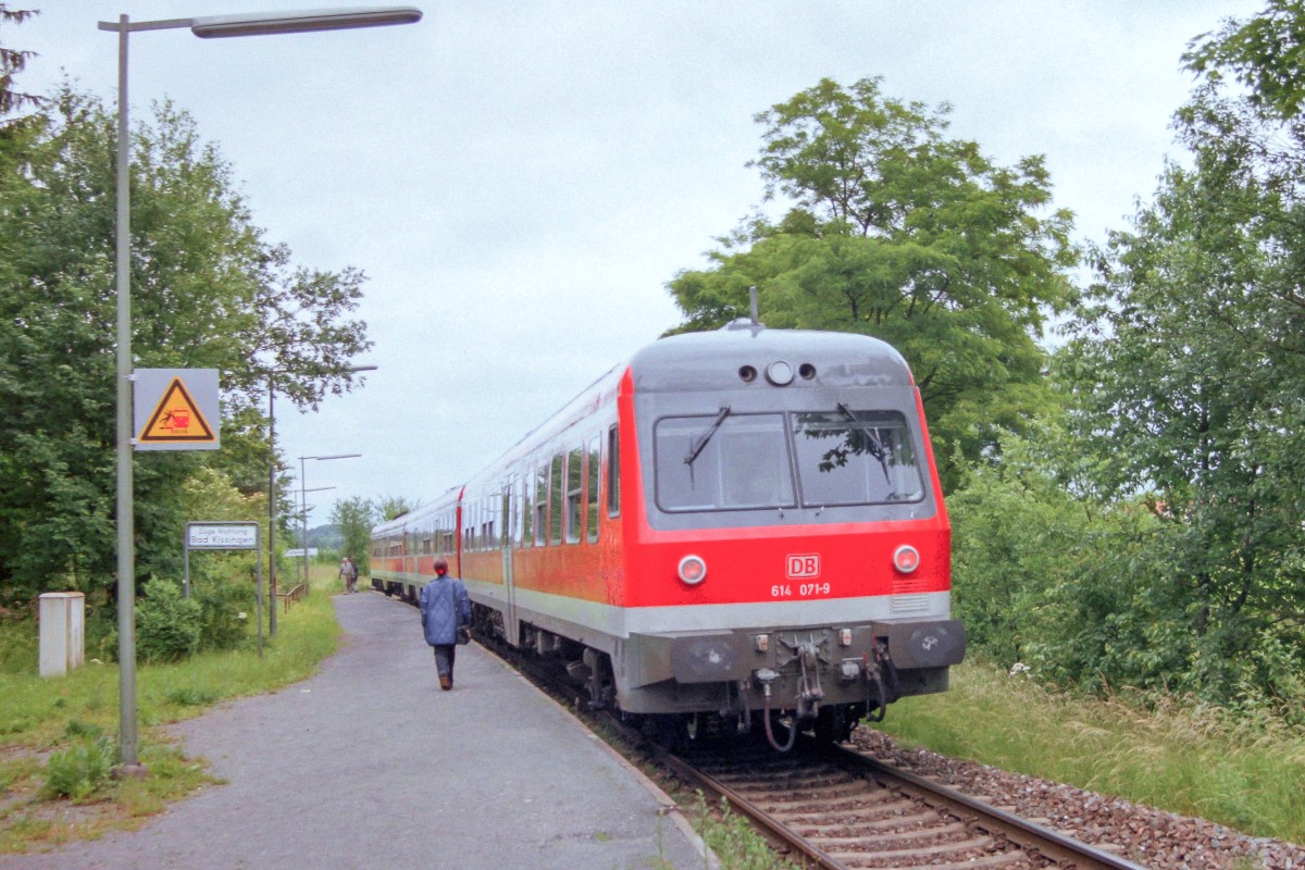 Wie auf vielen fränkischen Zweigstrecken muss man in Oerlenbach jeweils in Fahrtrichtung hinter dem Bahnhübergang ein- und aussteigen. 614 071 wartete am 19.6.01 am nördlichen Bahnsteig auf die Weiterfahrt nach Bad Kissingen.