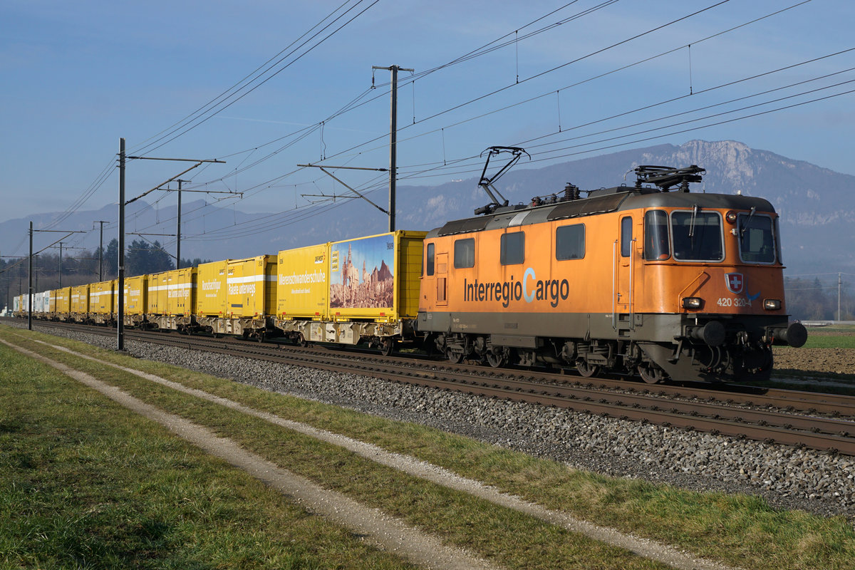 Wie Aufnahmen durch das Wetter beeinflusst werden, zeigen die folgenden fünf Bahnbilder vom Morgen des 14. Januar 2020 ab drei verschiedenen Fotostandorten.

1. Güterzug der OeBB mit dem Tem 225 043-9 bei Oensingen um 09:00h bei dichtem Nebel.

2. Güterzug zum Stahlwerk Gerlafingen mit der refit Re 620 009-1  UZWIL  um 09:56h zwischen Solothurn und Biberist. Wärend sich der vordere Teil dieses Zuges an der Sonne präsentiert,  versteckt sich die hintere Hälfte dieses Zuges sowie Stadt Solothurn und der Jura noch immer im dichten Nebel.

3. Postzug Daillens-Härkingen mit dem  MANDARINLI  Re 420 320-4 von SBB Cargo bei Deitingen um 11:59h vor den Kulissen des Hotel und Kurhaus Weissenstein und dem Balmfluechöpfli.

Endlich doch noch Fotowetter vom Feinsten am 14. Januar 2020.
Foto: Walter Ruetsch  