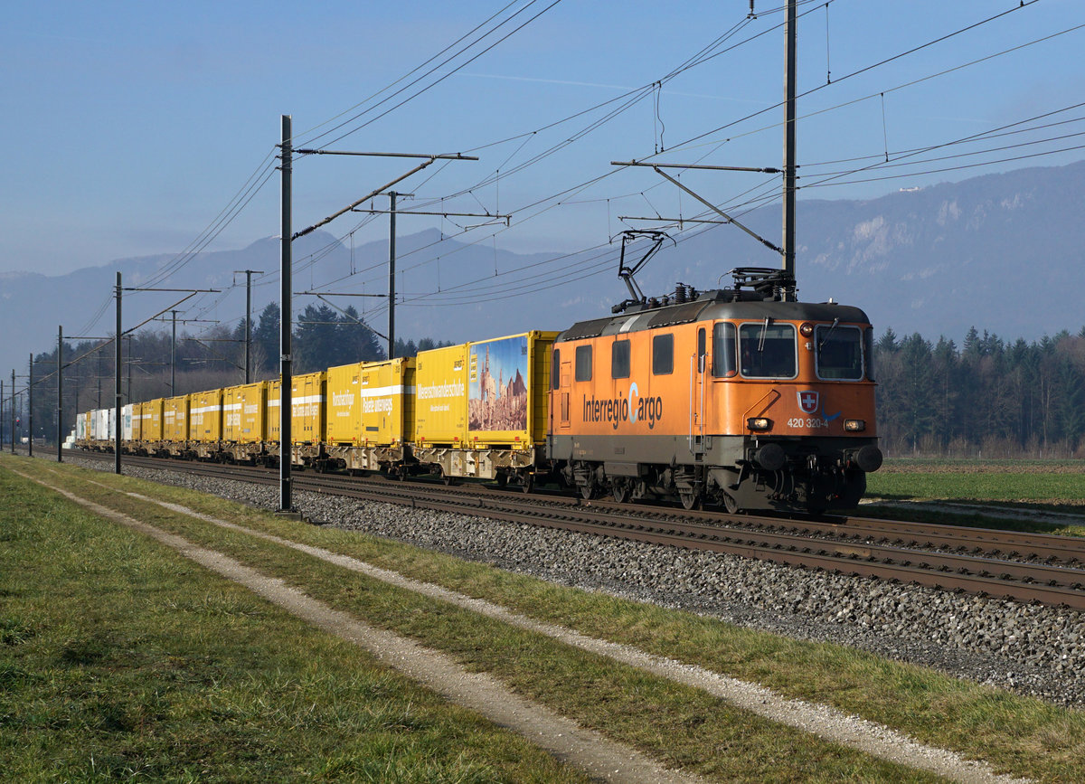 Wie Aufnahmen durch das Wetter beeinflusst werden, zeigen die folgenden fünf Bahnbilder vom Morgen des 14. Januar 2020 ab drei verschiedenen Fotostandorten.

1. Güterzug der OeBB mit dem Tem 225 043-9 bei Oensingen um 09:00h bei dichtem Nebel.

2. Güterzug zum Stahlwerk Gerlafingen mit der refit Re 620 009-1  UZWIL  um 09:56h zwischen Solothurn und Biberist. Wärend sich der vordere Teil dieses Zuges an der Sonne präsentiert,  versteckt sich die hintere Hälfte dieses Zuges sowie die Stadt Solothurn und der Jura noch immer im dichten Nebel.

3. Postzug Daillens-Härkingen mit dem  MANDARINLI  Re 420 320-4 von SBB Cargo bei Deitingen um 11:59h vor den Kulissen des Hotel und Kurhaus Weissenstein und dem Balmfluechöpfli.

Endlich doch noch Fotowetter vom Feinsten am 14. Januar 2020.
Foto: Walter Ruetsch  