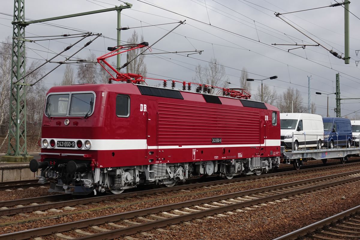 Wie aus dem Ei gepellt kam die DeltaRail 243 650-9 (6143 650-0) mit einem Autotransportzug am 09.03.2017 durch Berlin Schönefeld Flughafen