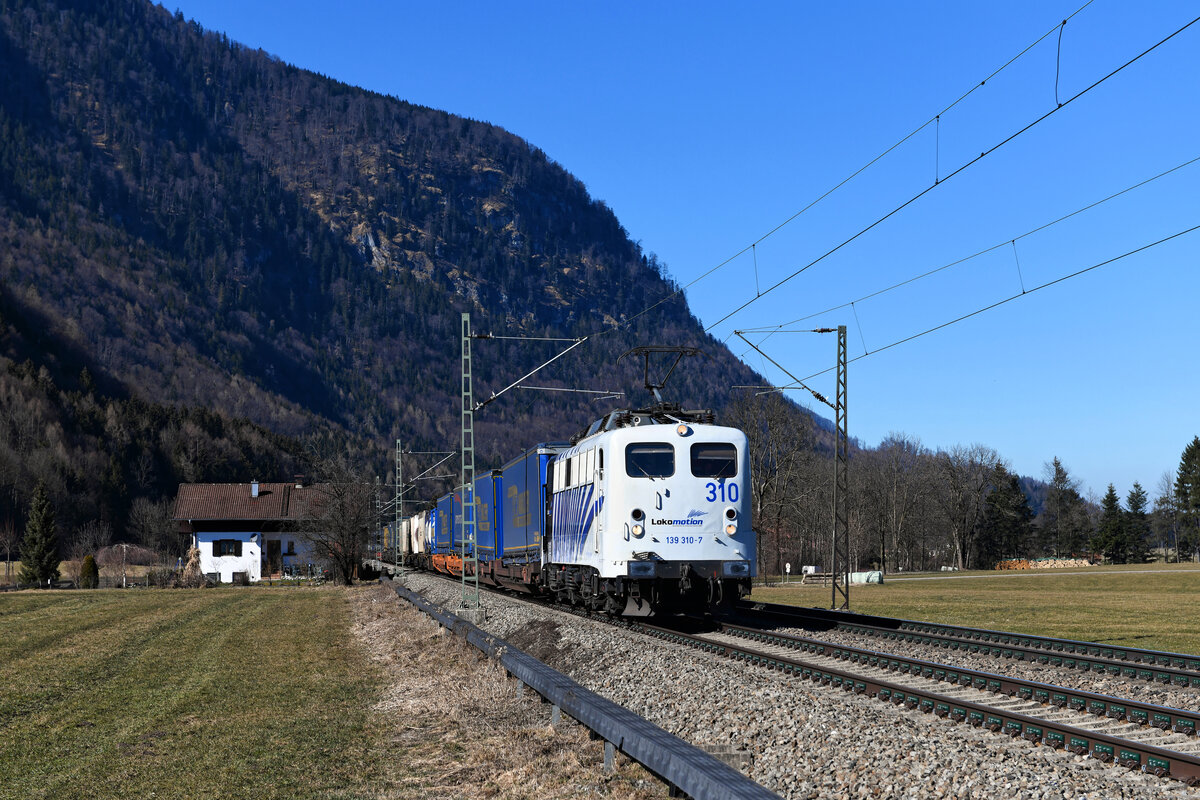  Wie aus dem Ei gepellt  präsentierte sich am 02. März 2021 die 139 310 von Lokomotion. Den gepflegten Einheits-E-Lok Klassiker konnte ich an diesem Tage vor dem DGS 43115 von München Ost Rbf nach Verona Q.E. im vorfrühlingshaften Inntal bei Niederaudorf fotografieren. 