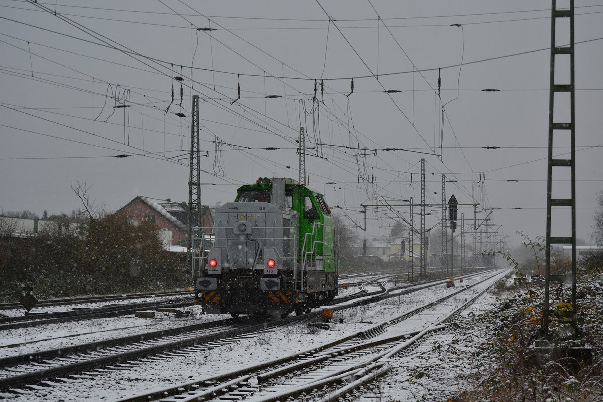 Wie aus dem nichts und ganz leise kam eine G6 von Vossloh durch Grevenbroich gefahren. Hier als Nachschuss in Fahrtrichtung Köln.

Grevenbroich 09.12.2017