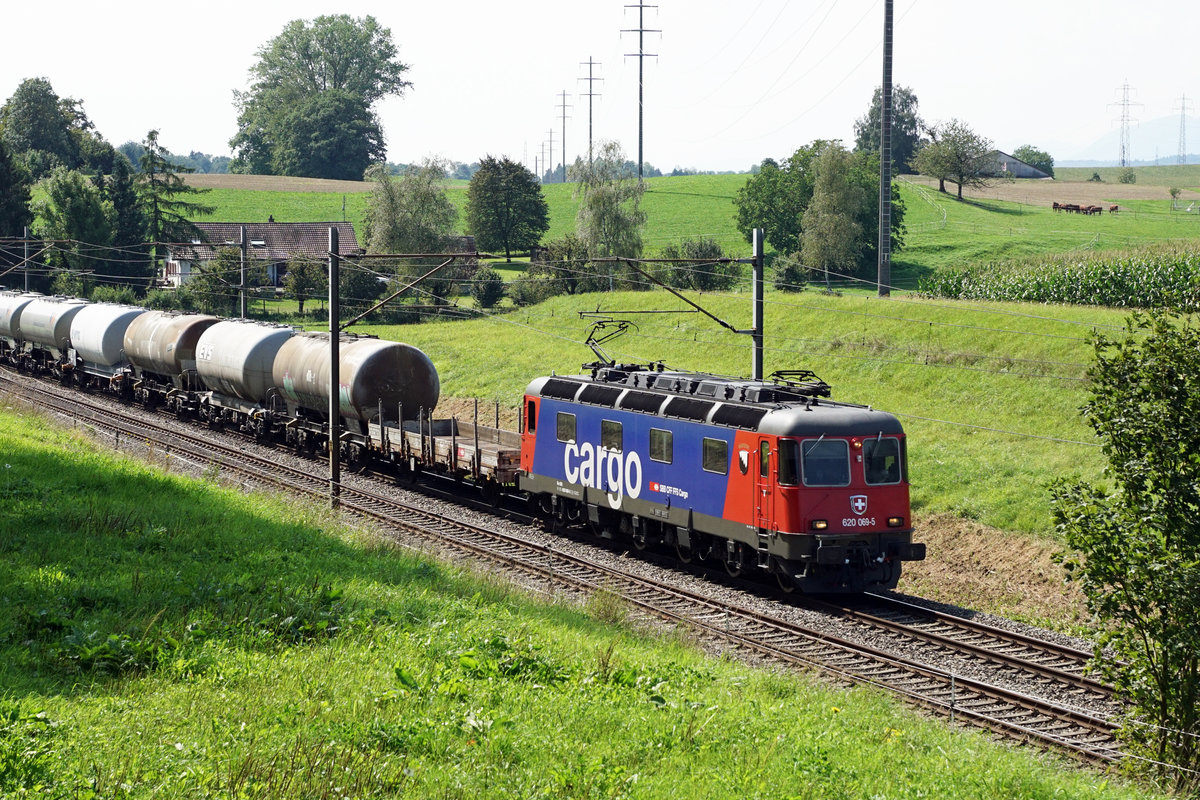 Wie aus dem  TRUCKLI  präsentierte sich die Re 620 069-5  HÄGENDORF  am 27. August 2019 nach dem Refit. Aufgenommen wurde sie mit ihrem Güterzug ab Reuchenette Péry zwischen Wangen an der Aare und Niederbipp.
Foto: Walter Ruetsch