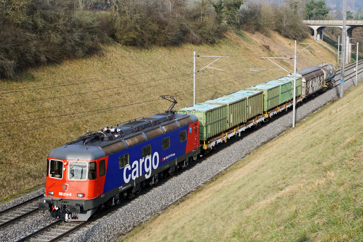  WIE AUS DEM TRUCKLI 
Am 3. Januar 2020 präsentierte sich die nigelnagelneue refit Re 620 074-5  MURGENTHAL  vor einem kurzen Stückgüterzug bei Glattfelden dem Bahnfotografen.
Foto: Walter Ruetsch  