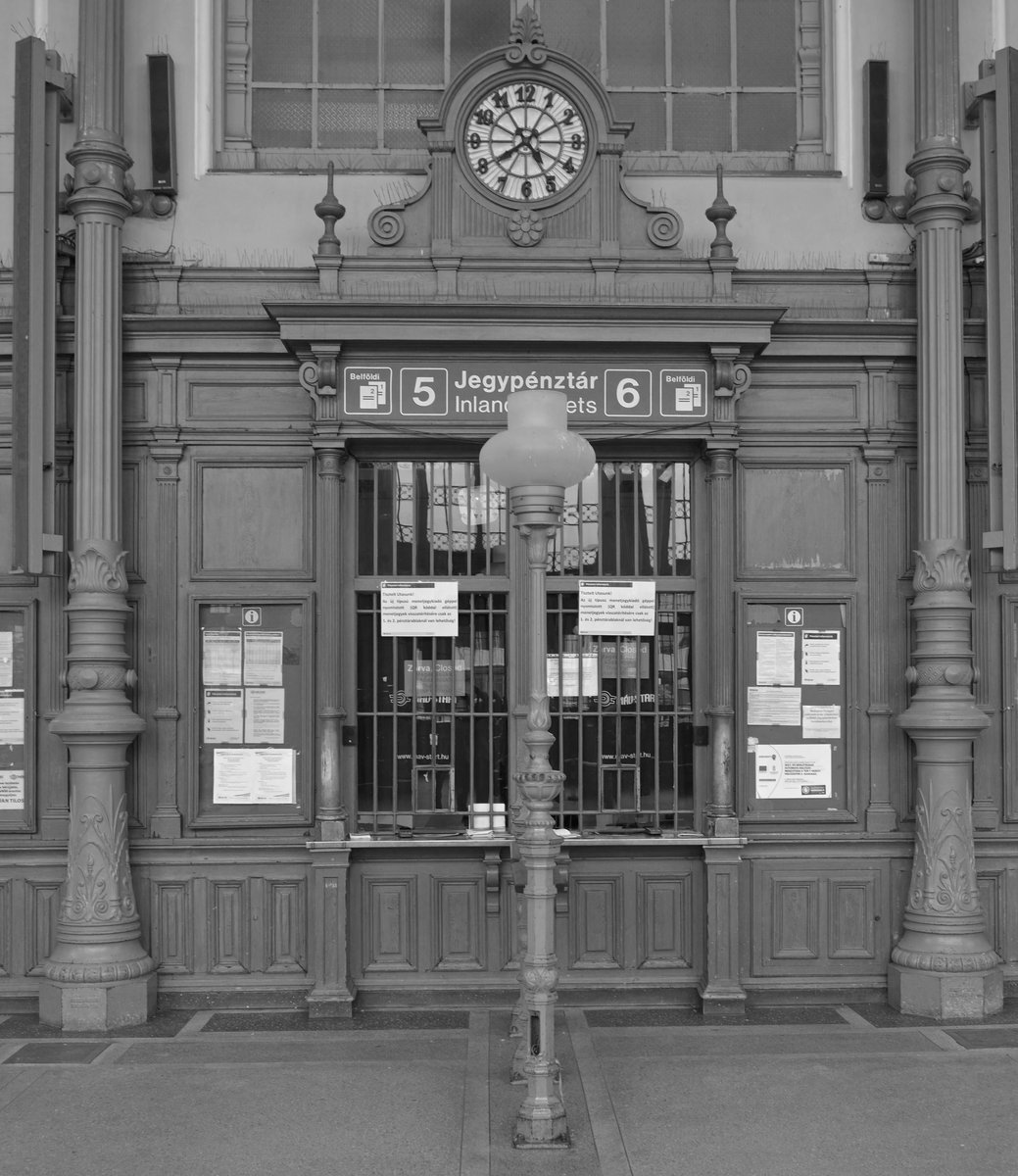 Wie aus der Zeit gefallen wirken die wunderschönen, noch gut erhaltenen Fahrkartenschalter des Budapest Nyugati pályaudvar. (1.April 2019)