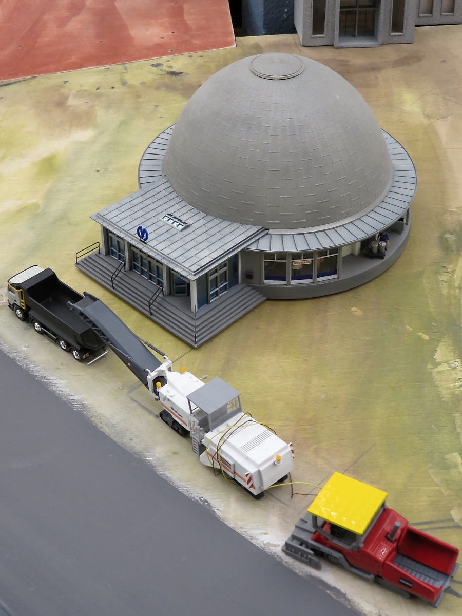 Wie die Baufahrzeuge verdeutlichen, ist die St. Petersburger Metro-Station noch im Aufbau. 
Modellbahn  Grand Maket Rossia , St. Petersburg, 15.10.2017