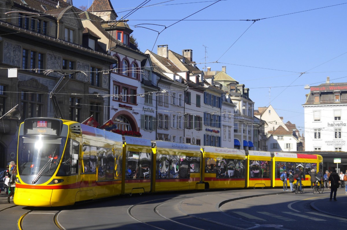 Wie bei der BVB, ist auch bei der BLT etwa jeder zweite Umlauf ein Niederflur-Fahrzeug. Im Bild ein Stadler-Tango auf der Linie 11 am Barfüsserplatz in der Basler Innenstadt. Aufnahme vom 5.11.15.