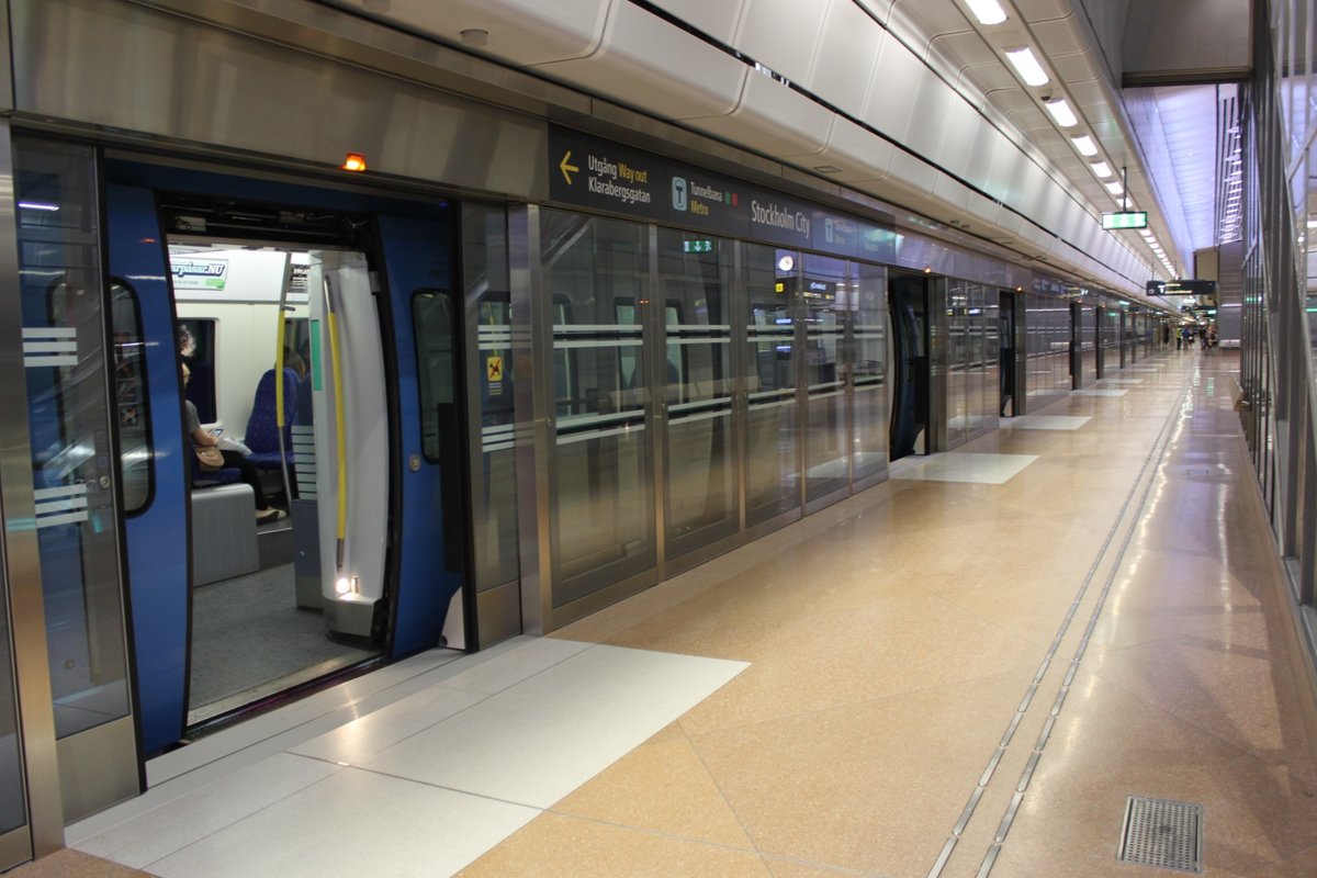 Wie bei vielen Metros inzwischen üblich besitzen die Stationen des neuen Citytunnels in Stockholm Bahnsteigtüren, was dem Bahnfan das Fotografieren nicht gerade leicht macht. Aufnahmedatum: 11.07.2017