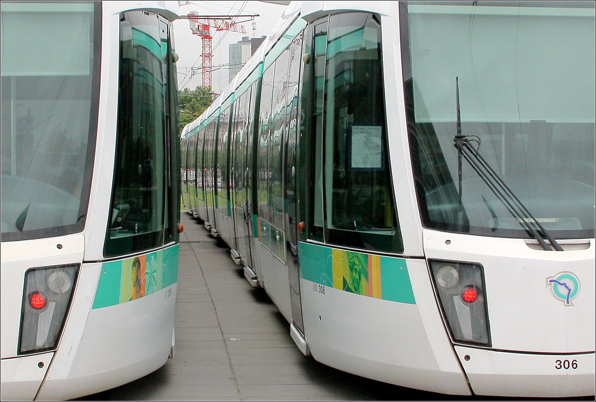 Wie die beiden Kanten nach unten auseinanderlaufen - 

Interessante graphische Wirkung der geschwungenen Linienführung der Fronten der Citadis Trams auf der Pariser Linie 3a in der westlichen Endhalteestelle Pont du Garigliano.

20.07.2012 (M)