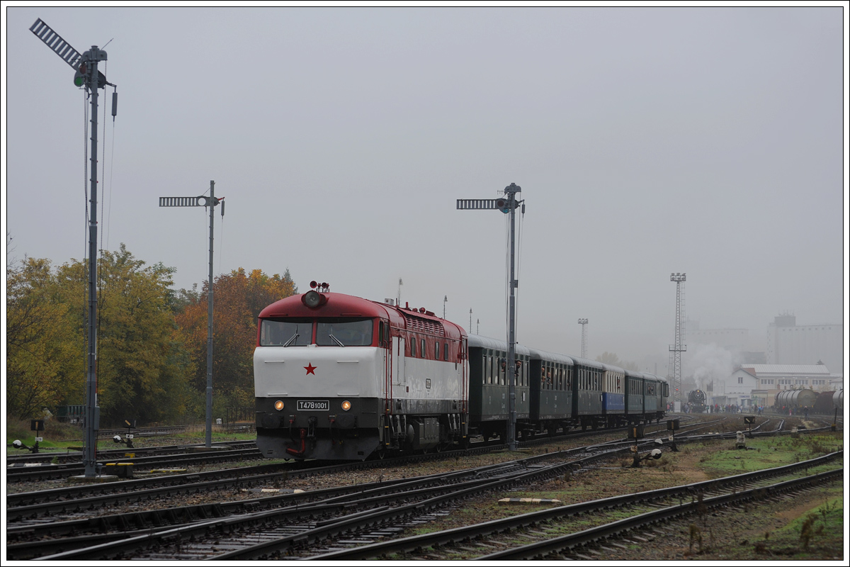 Wie bereits erwähnt musste 475.101 in Kyjov vom Zug und T478 1001, die am Zugende als Heizlok fungierte, übernahm in weiterer Folge den Zug bis Velká nad Veličkouund. Die Aufnahme zeigt den Zug bei der Ausfahrt aus Kyjov.