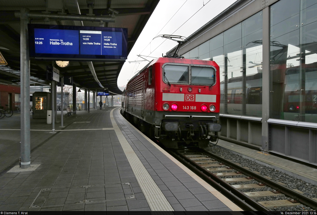 Wie  damals :
143 168-3 verbringt ihre Wendezeit in Halle(Saale)Hbf auf Gleis 1 – ehemals Gleis 1a. Vor etlichen Jahren fuhr hier noch die durchgehende S7 Halle-Trotha–Halle-Nietleben mit 143ern ab.

🧰 S-Bahn Mitteldeutschland (DB Regio Südost)
🚝 S 37716 (S47) Halle(Saale)Hbf–Halle-Trotha
🚩 Bahnstrecke Halle–Vienenburg (KBS 330)
🕓 16.12.2021 | 13:16 Uhr